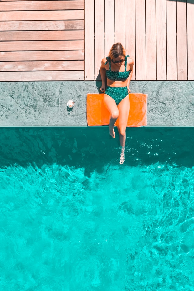 Femme au bord de la piscine