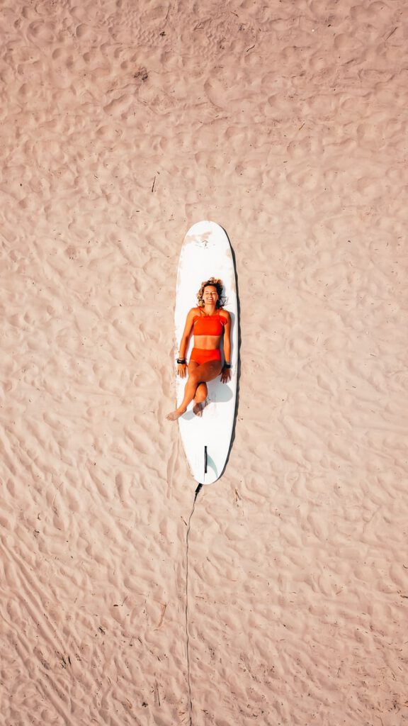 Planche de surf sur le sable
